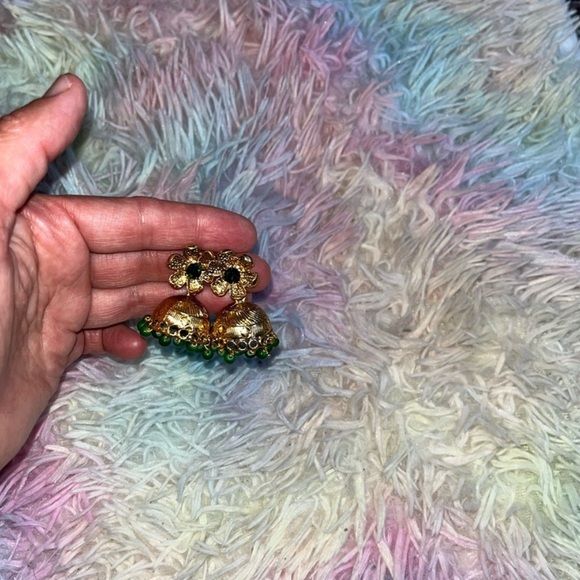 Elegant Golden and Green Floral Earrings - Picture 3 of 5